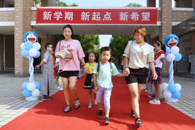 时间”已定：最早8月24日开学家长喜忧参半尊龙凯时新版APP2025中小学生“开学(图3)