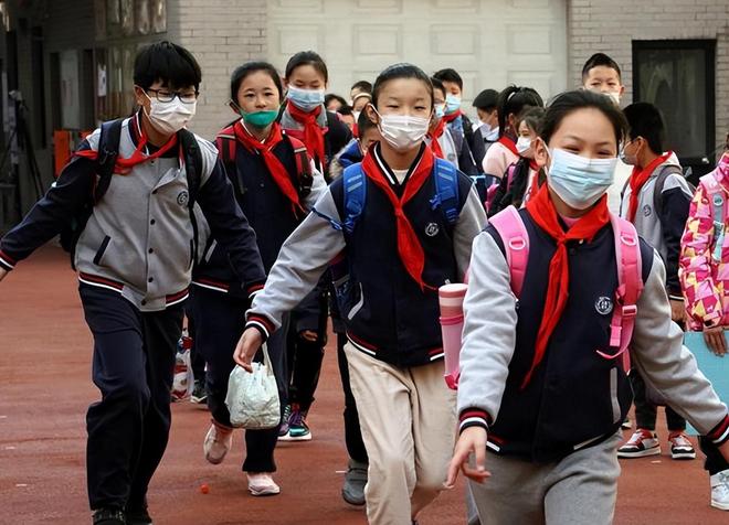 时间”已定：最早8月24日开学家长喜忧参半尊龙凯时新版APP2025中小学生“开学(图4)
